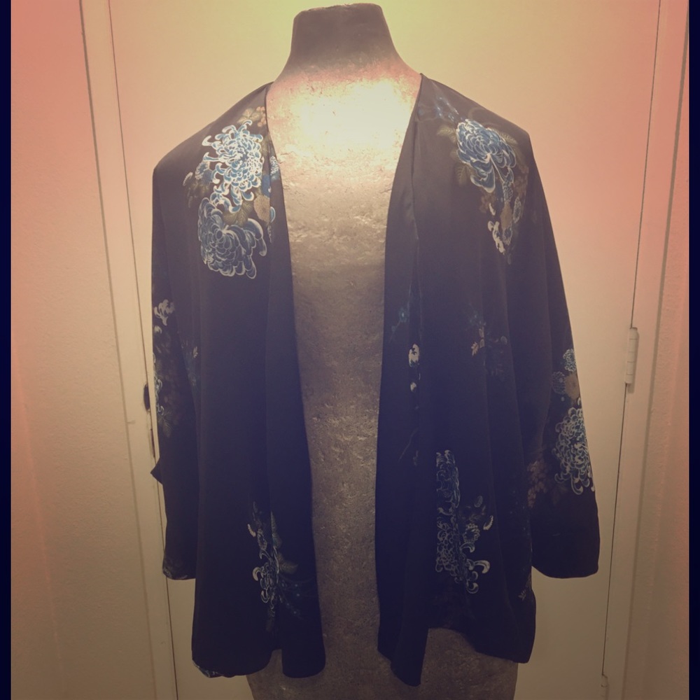 Ellison black floral satin kimono great condition